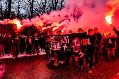 Imposante erehaag zorgt voor ontroerend afscheid van Shane (16), die in Nijmegen door vuurwerk om het leven kwam