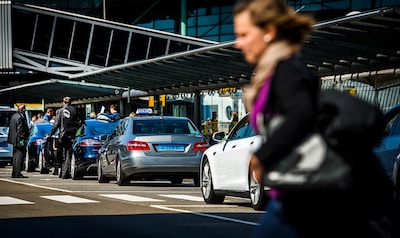 Vrouw (21) door taxichauffeur mishandeld op Schiphol
