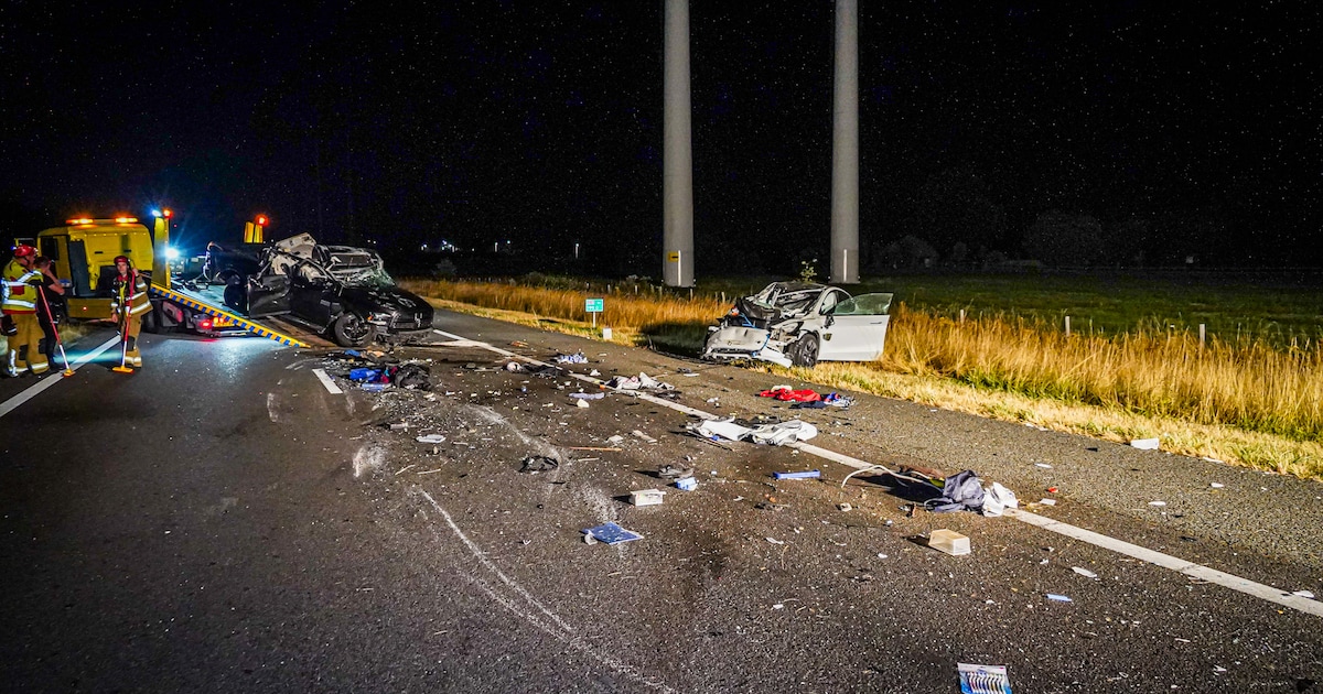 Twee auto’s komen in botsing op A18 bij Doetinchem, snelweg ligt bezaaid met brokstukken