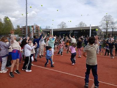 Tennismiddag brengt Doesburgse kinderen samen