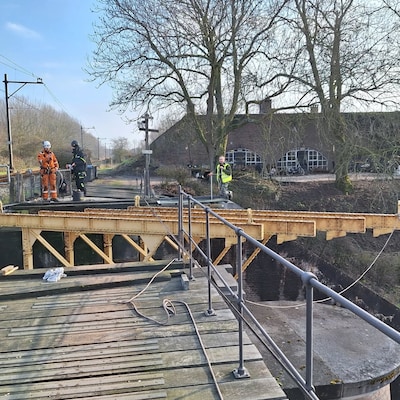 Kraanbrug Fort Werk aan het Spoor weer spic en span
