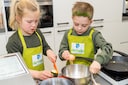 Jongste Welp-leerlingen in Markelo snijden en bakken soepel omeletjes ...