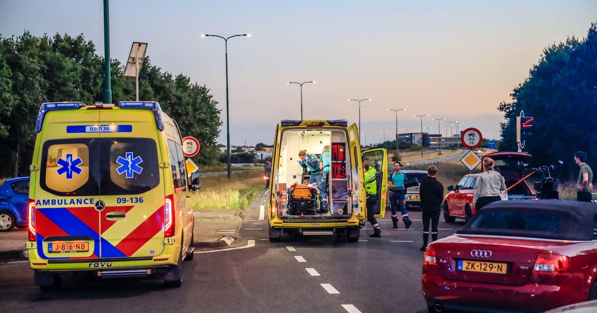 Scooterrijder zwaar gewond na heftig ongeluk in Hoogland: bestuurder auto aangehouden