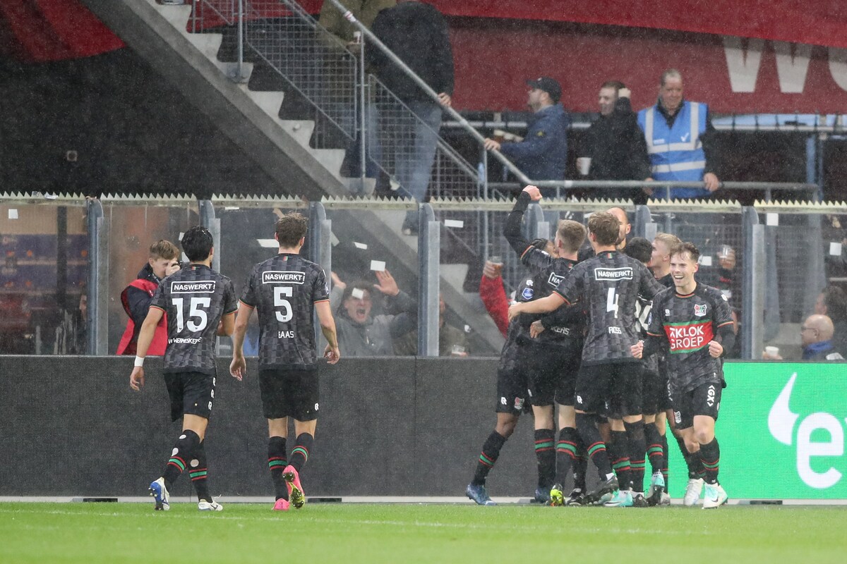 De spelers van NEC bejubelen Bas Dost, nadat hij met een wereldgoal de 0-1 heeft gemaakt tegen AZ.