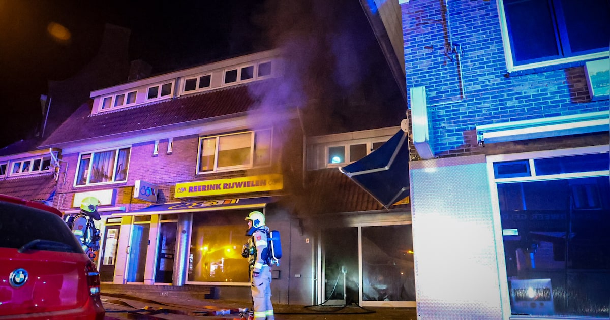 Brand in fietsenwinkel in Arnhem, explosies tijdens blussen