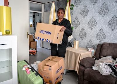 Farida staat op straat na conflict met woningcorporatie: ‘Ik geef mijn sleutels niet af als ik niet thuis ben’