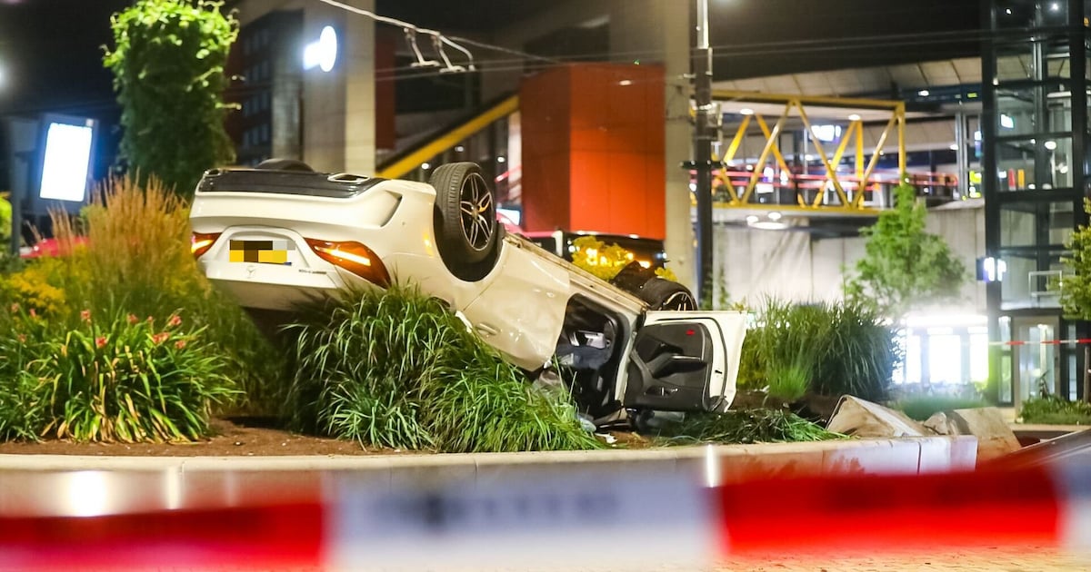 Auto gelanceerd na botsing met verkeerslicht, bestuurder gewond.