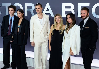 Eerste publieke optreden Beckhams sinds familiebreuk met Brooklyn: Victoria krijgt onderscheiding
