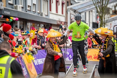 Dit was de Kuukse Elfkroegetocht: een zwaar kruis, panty’s en natuurlijk die legendarische brug