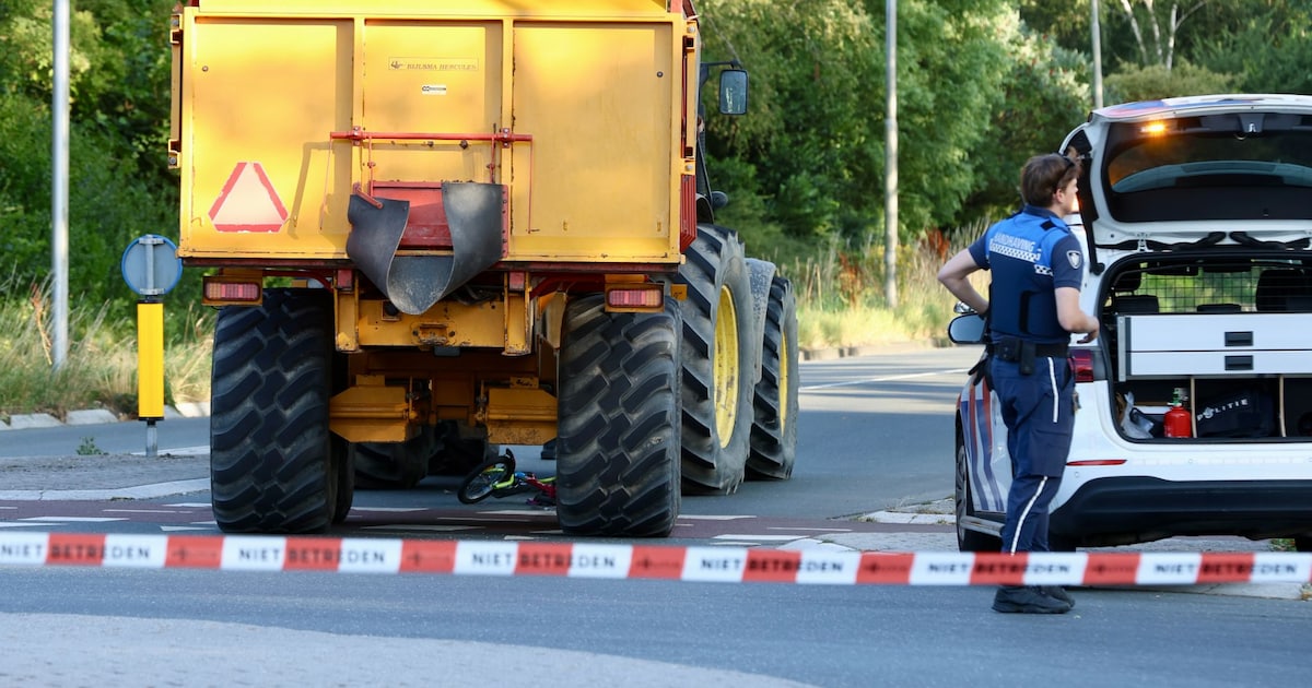 Kind op fiets komt onder trekker terecht in Emmeloord