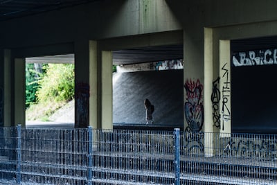 Toen Liv ’s avonds naar huis fietste, stond er plotseling een auto op het fietspad