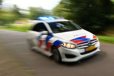 Politie rijdt automobilist klem na levensgevaarlijke dollema
