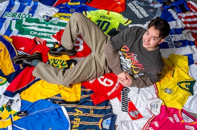 Vintage voetbalshirts serieuze business, kosten honderden euro’s per stuk: ‘De markt is geëxplodeerd’