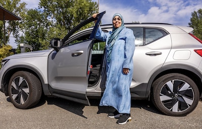 Na 22 keer (!) zakken slaagt Fatima (61) eindelijk voor haar rijbewijs: ‘Ik kon niet opgeven’