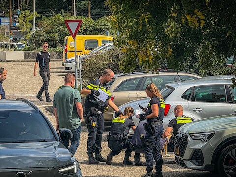 De politie bevrijdt een hond uit een snikhete auto in Arnhem.
