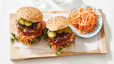 Wat Eten We Vandaag: Broodje kipburger met snelle salade