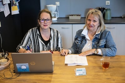 Edith (59) en Désirée (62) helpen iedere week iemand met een probleem in Heumen: ‘We nemen gewoon de