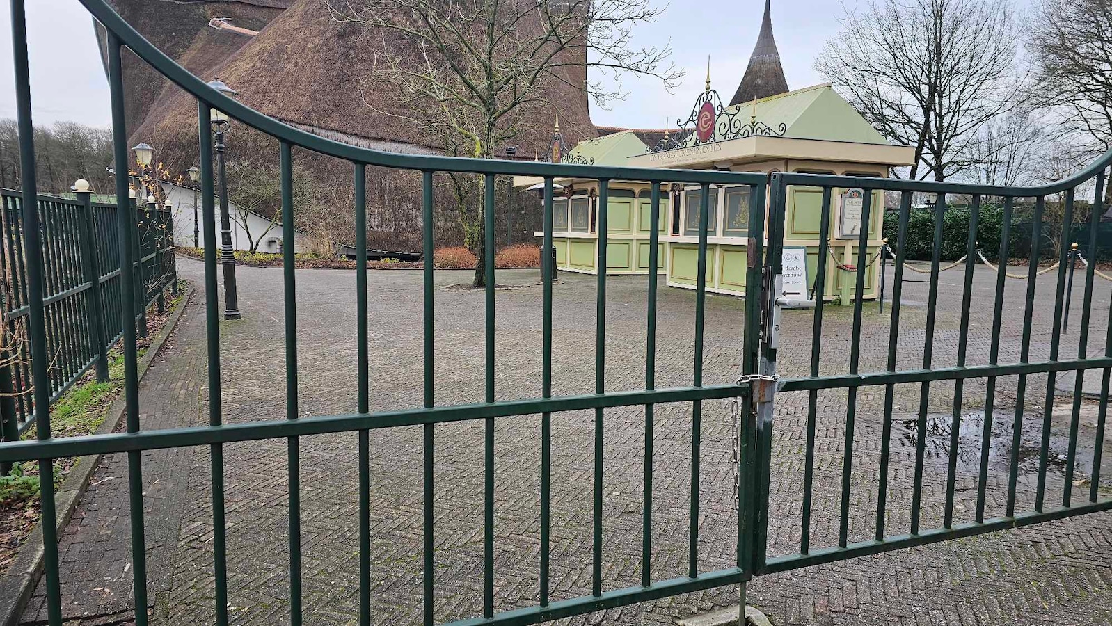 efteling-plaatst-betonblokken-bij-ingang-niet-mooi-wel-veilig