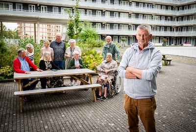 Binnentuin van seniorenflat maakt plaats voor metershoge woningen: ‘We letten op elkaar, dat kan straks niet meer’