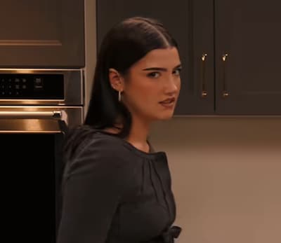TikTok-ster Charli D’Amelio gooit olie op het vuur met grimas na familiebreuk: miljoenen views