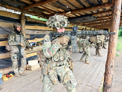 Op bezoek bij beruchte Azov-brigade spot onze verslaggever een hakenkruis: ‘Niet te veel achter zoeken’