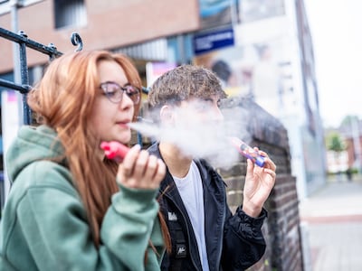 Inspectie neemt in een week bijna 220.000 verboden vapes en 50.000 doosjes nicotinezakjes in beslag