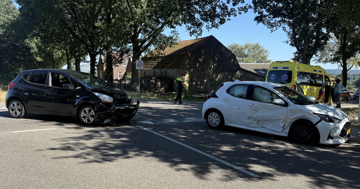 Twee wagens zwaar beschadigd na aanrijding op kruising in Groesbeek