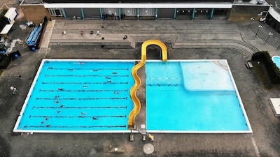 Badmeester springt niet in het water terwijl zwemmer op de bodem ligt, nu staat hij voor de rechter