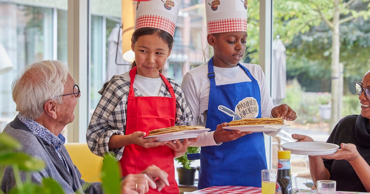 Nijmeegse scholieren bakken pannenkoeken voor ouderen