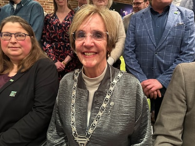 ‘Ik heb mijn ambtsketen nog om, maar ben de voorzittershamer kwijt’: emotioneel afscheid van Annette