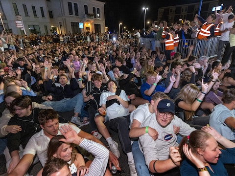 Honderden Winterswijkers ‘roeien’ midden in de nacht op een rotonde.