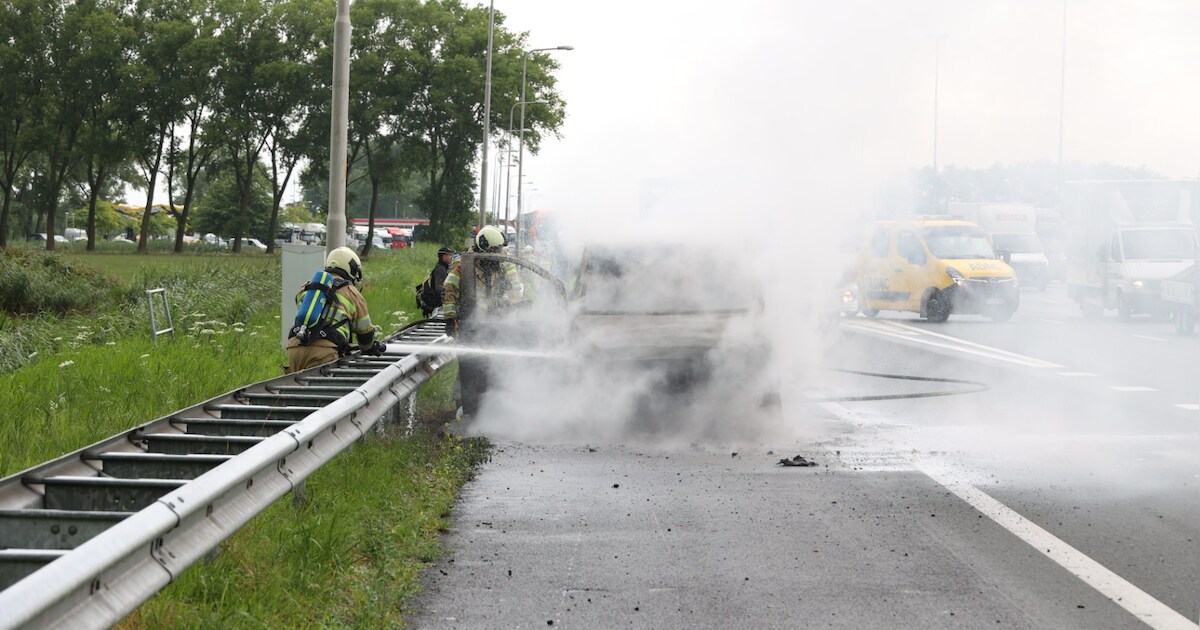 Voertuigbrand op A2 in Beesd
