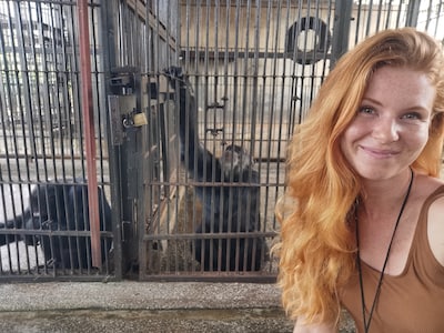 Cynthia (28) beleeft avontuur op Afrikaans eiland tussen chimpansees: ‘Ze zijn in staat me te doden’