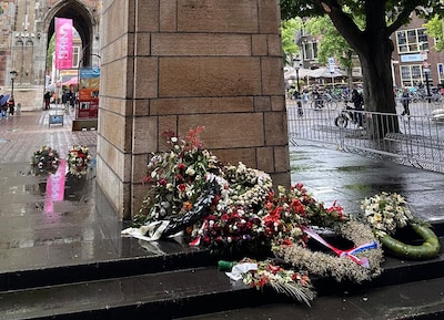Gemeente Utrecht vergeet kransen Dodenherdenking weg te halen en dus belanden ze op een hoopje tijde