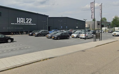 Dak ingestort van sportcentrum in Utrecht: onduidelijk of er mensen binnen zijn