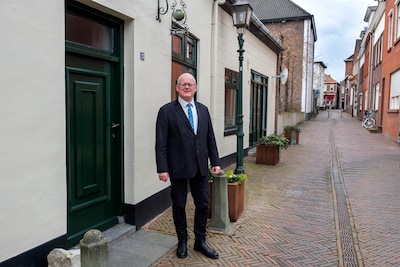 Wethouder keert terug in de politiek na Facebook-rel: maar wat is nu de échte reden?