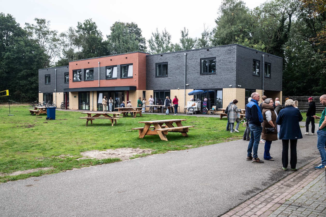 omwonenden-bij-de-open-dag-van-het-azc-in-lochem