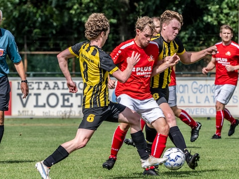 Marijn de Wildt (links) en Luuk Thelosen van SES proberen speler van SVS van de bal te zetten.