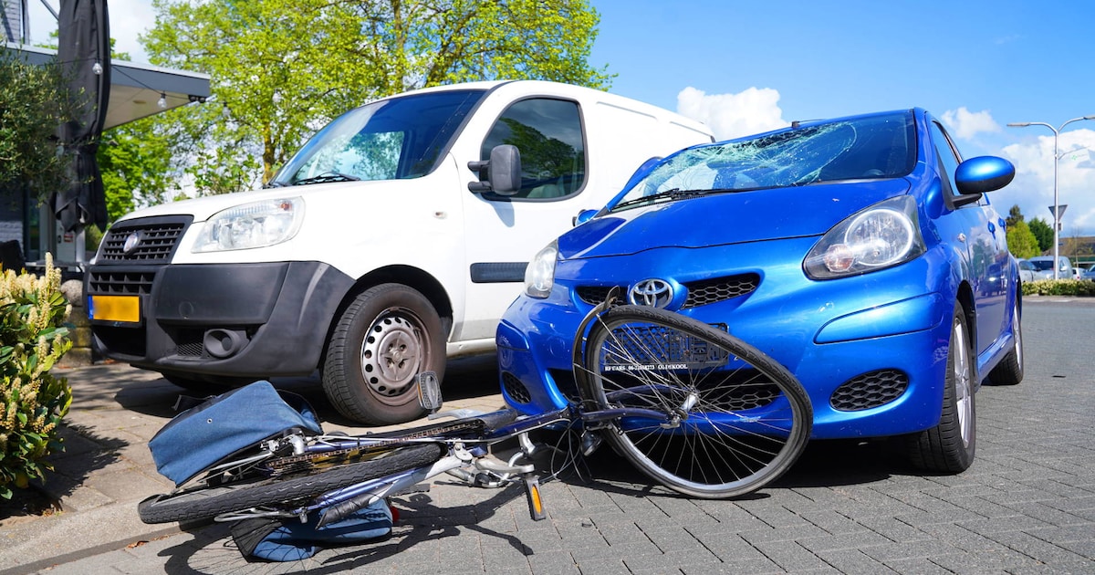 Fietser gewond na botsing met auto in Vlijmen, voorruit zwaar beschadigd