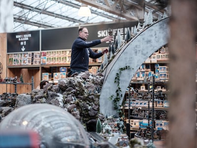 Wel zo gemakkelijk: een deel van de kerstshow van Intratuin komt in de oude Gamma in Duiven en kan daar het hele jaar blijven staan