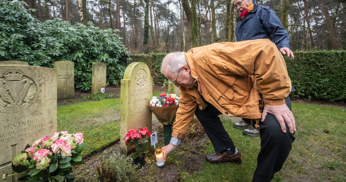Wil van der Burgt zet een kaars bij het graf van Wil van der Burgt, dit is hun verhaal