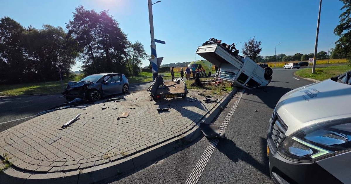Bestelbus slaat over de kop na botsing in Heelweg