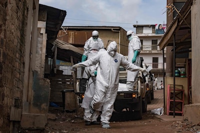Oeganda maakt bekend dat ebola onder controle is, in buurland woedt het virus nog altijd voort