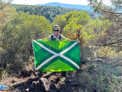 Brandweerman Sam (23) uit Vorden is in Spanje voor natuurbranden: ‘Als het nodig is, wil je er gewoo