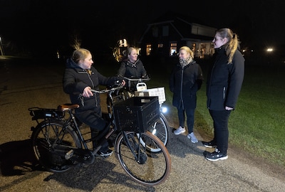 Gemeente zet de lamp uit in donker buitengebied‎: ‘Ik hou mijn hart vast voor mijn dochters’