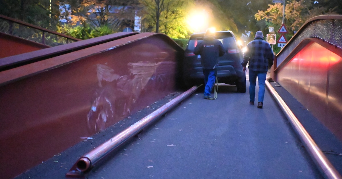Weer een auto slachtoffer van smalle spoorbrug Molenhoek: Land Rover ...