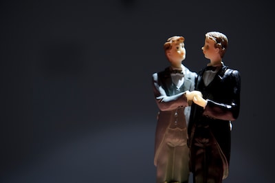 Rechter geeft homostel gelijk: hun huwelijk moet in Polen worden erkend