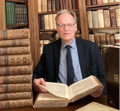 Taxateur beoordeelt oude boeken in Winterswijk