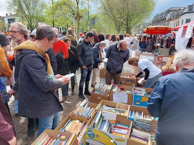 Rondneuzen tussen de tweedehands spulletjes: de vrijmarkt in Utrecht is weer begonnen (maar vannacht