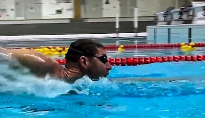 Maarten van der Weijden verbreekt wereldrecord achteruitzwemmen, opbrengst naar goed doel